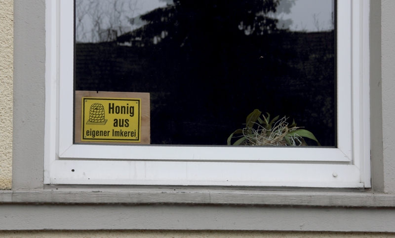 Schild im Fenster